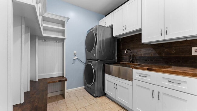 Building Photo - 9069 Emerson Dr