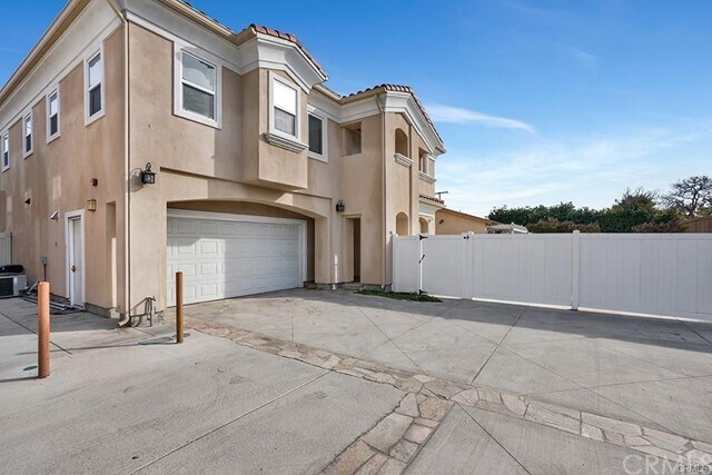 Building Photo - 606 E Orangewood Ave