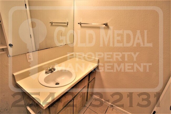 Building Photo - 4801 Cedarhill Cir