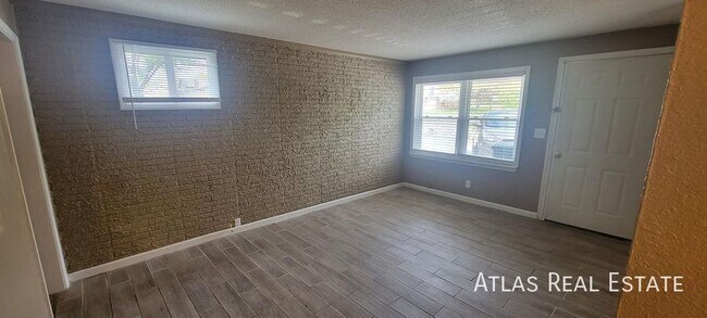 Primary Photo - Cozy 2 bedroom 1 bathroom apartment in Ple...
