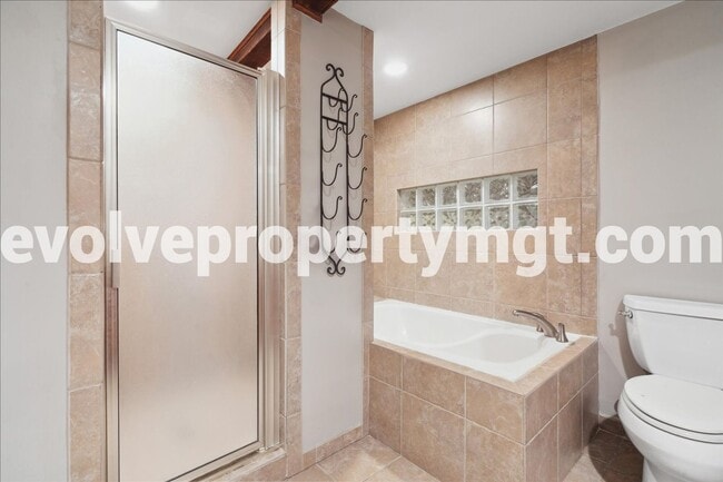 Building Photo - Downtown Living at Its Finest – Spacious 2...