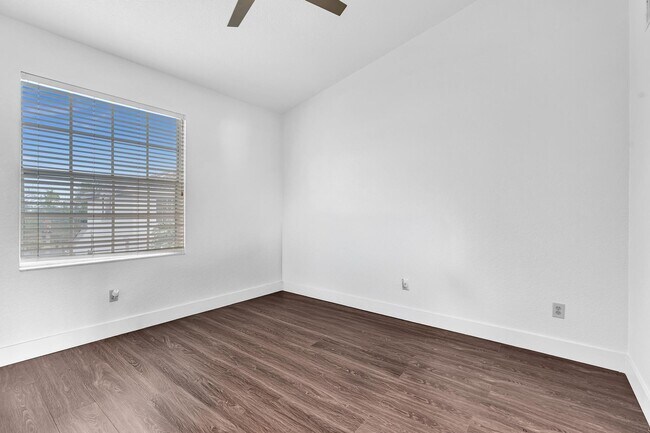 Building Photo - 725 SW 148th Ave