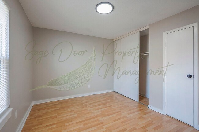 Building Photo - CHARMING TOWNHOME IN LEES SUMMIT!!