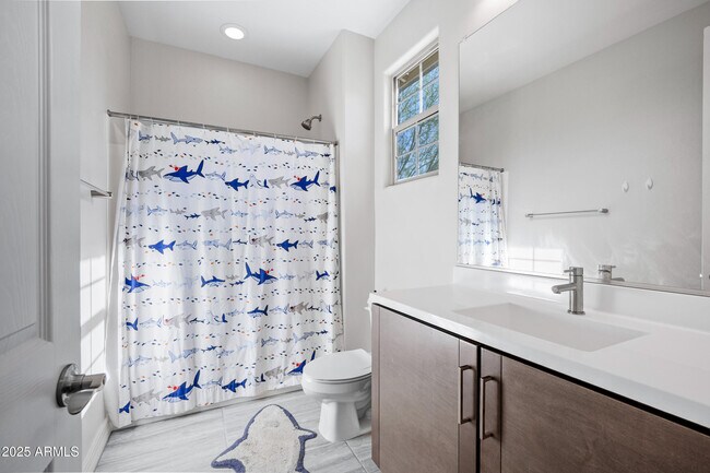 Building Photo - 2423 N Beverly Pl