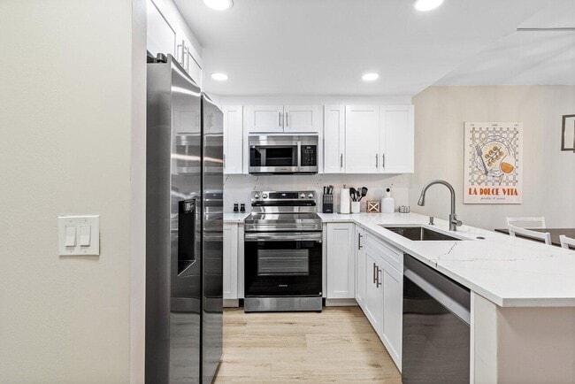 Building Photo - 550 Bayshore Dr