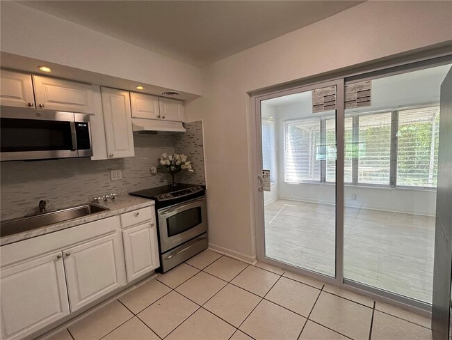 Building Photo - 7313 Royal Palm Dr