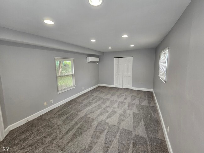 Building Photo - 3923 N Kenwood Ave