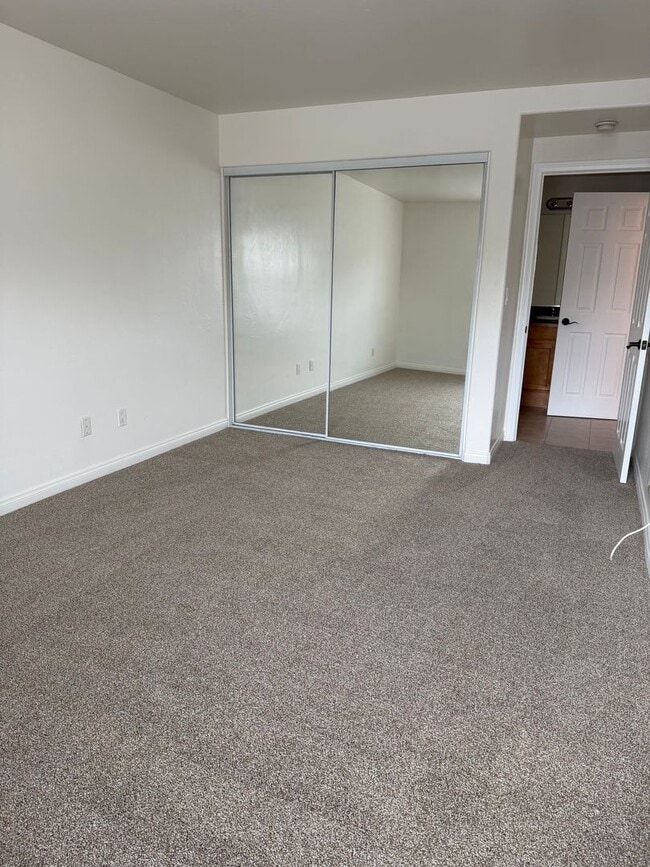 Building Photo - Beautiful 1BD w/ Reserved Parking and Laundry On-Site in Pacific Beach!