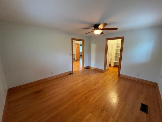 Building Photo - **RIVERFRONT 4-BEDROOM/2-BATH WITH 4-CAR GARAGE, FULL BASEMENT!!**