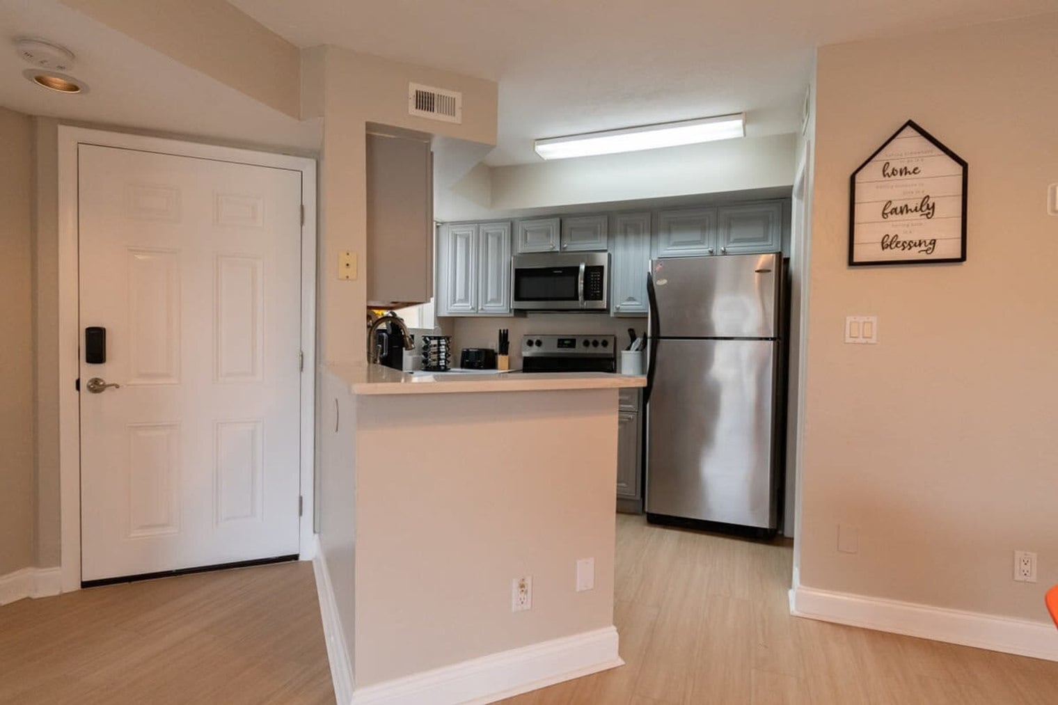 Building Photo - 1999 Island Club Dr