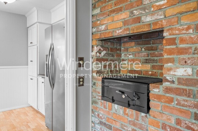 Building Photo - Fantastic Updated South Hill Rancher 3 Bedroom 2 Bath with Hardwood throughout