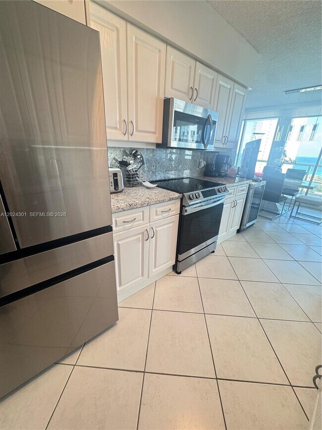 Building Photo - 16400 Collins Ave