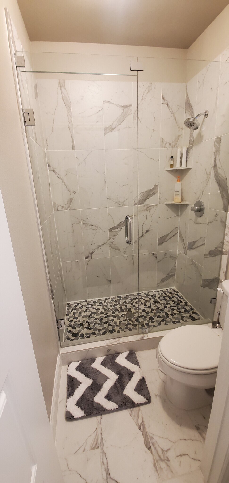 2nd floor - full bathroom - 4428 Dexter Ln