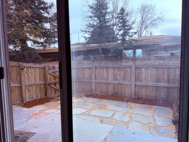 Building Photo - House For Lease