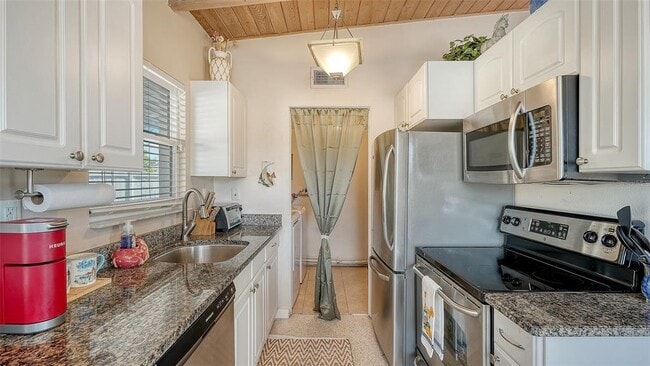 Building Photo - 817 Harbor Dr S