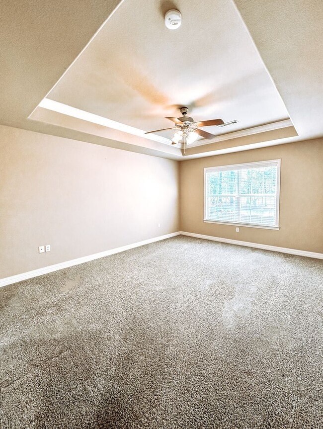 Building Photo - ** Move-in Special** Beautiful Townhome in...
