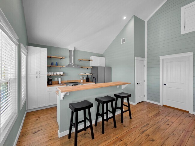 Building Photo - 1032 Sunset Cir