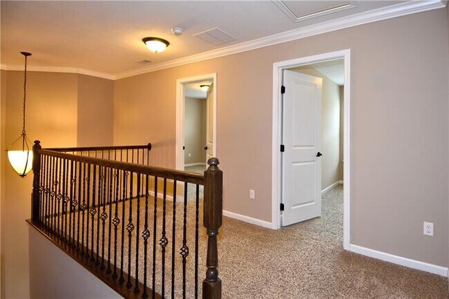 Building Photo - 618 Edison Dr