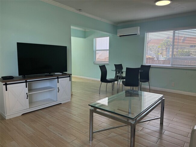 Building Photo - 323 Monroe St