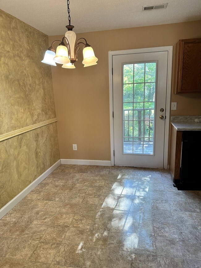 Building Photo - 1627 Maple View Way