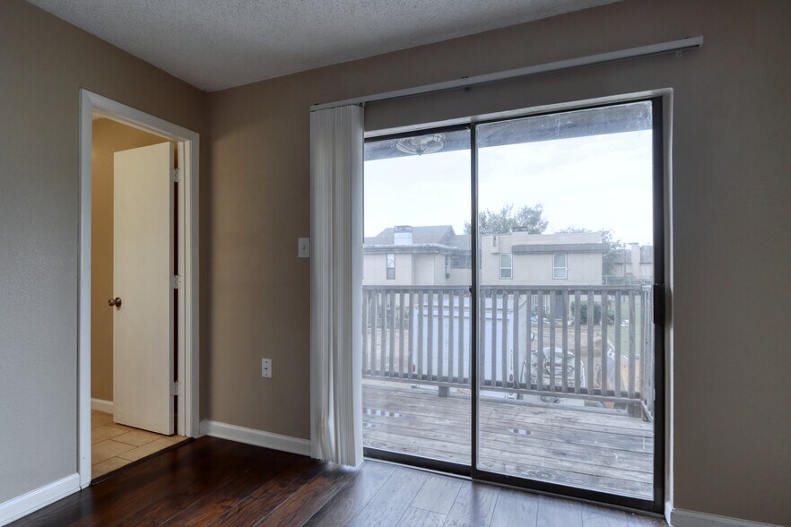 Building Photo - 711 Harbour Town Dr