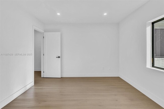 Building Photo - 1123 NE 1st Ave.