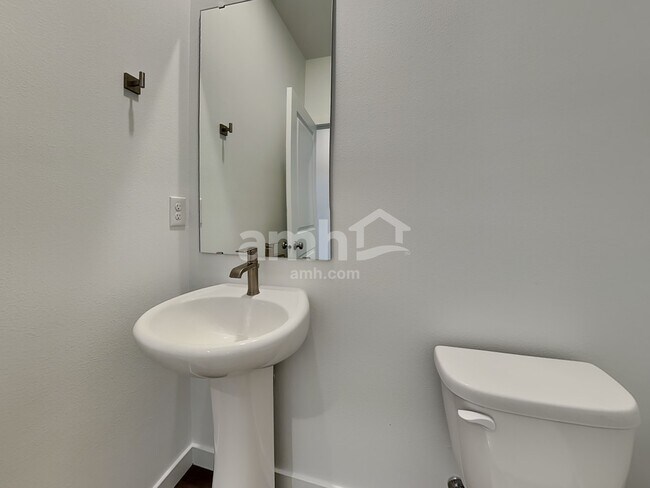 Building Photo - 5245 Turnstone St SE