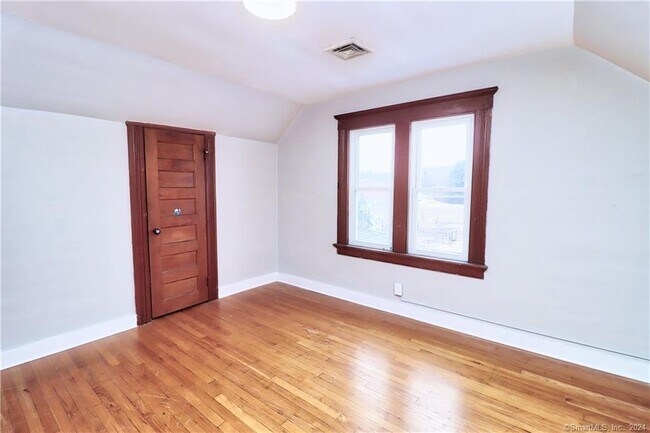 Building Photo - 165 Elm St