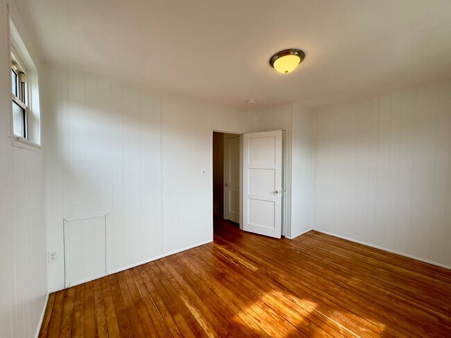 Building Photo - Modern 2-Bedroom Townhome with Spacious Ya...