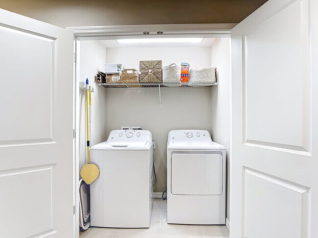 Building Photo - 10525 Oakside Dr