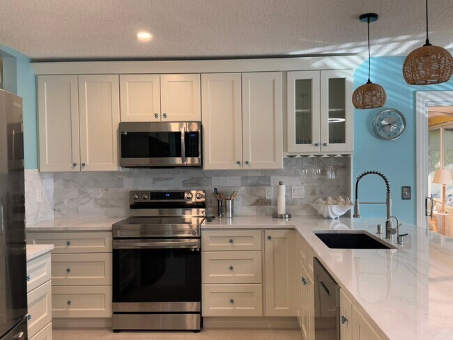 Building Photo - 2227 Pineland Dr