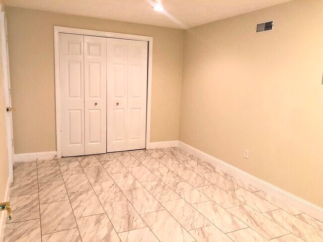 Building Photo - 6 Candlewood Ln