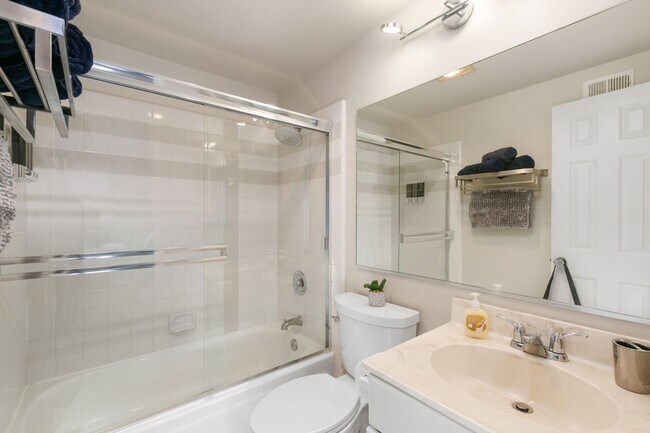 Building Photo - Spacious 3 BD/3 BA Furnished Home Near Mission Beach 9-Month Lease