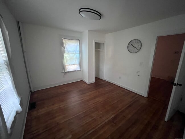 Building Photo - 323 Maple St
