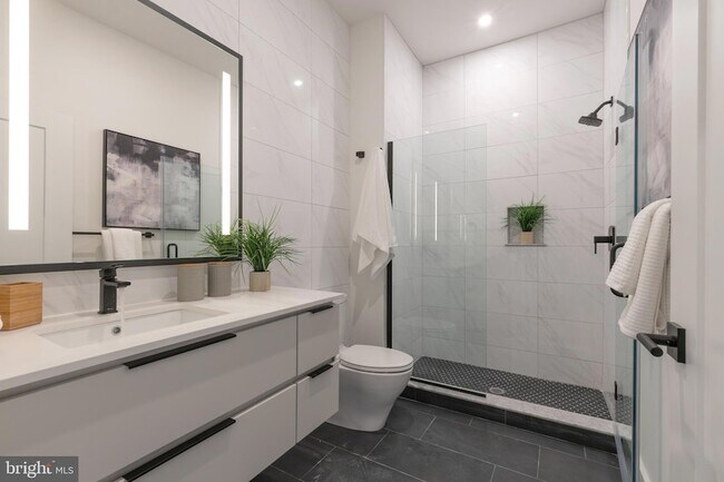 Building Photo - 1421 E Columbia Ave