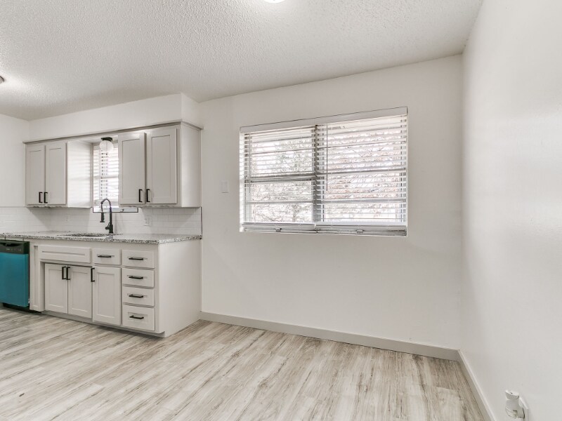 Building Photo - 1112 N Norman Ave