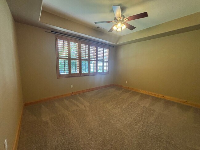 Building Photo - 2 Bed/2.5 Bath Townhome with A/C and gas f...