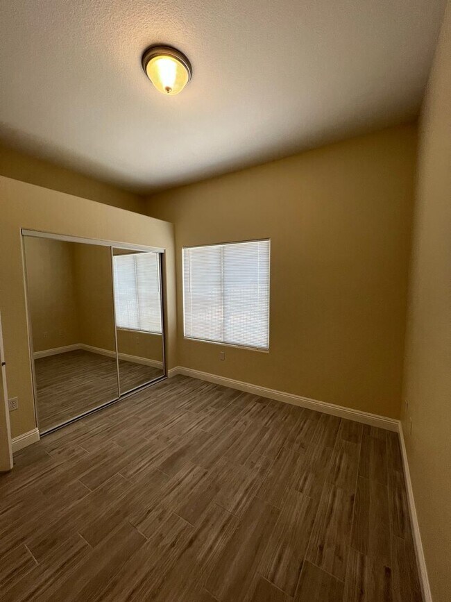 Building Photo - Gorgeous 3 Bedroom, 2 Bath in Silverado Ranch