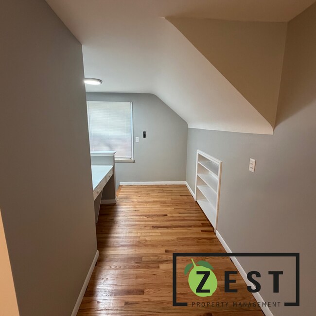 Building Photo - Gorgeous 3 BED 1.5 BATH - $1800