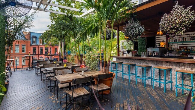 Building Photo - Top Floor Studio Unit in the Heart of the ...