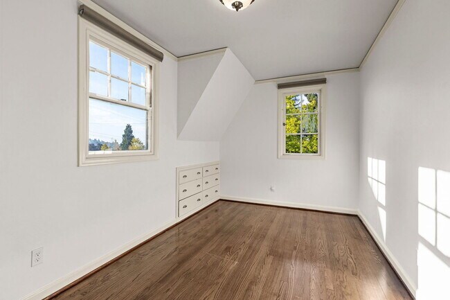 Building Photo - 1524 SW Myrtle St