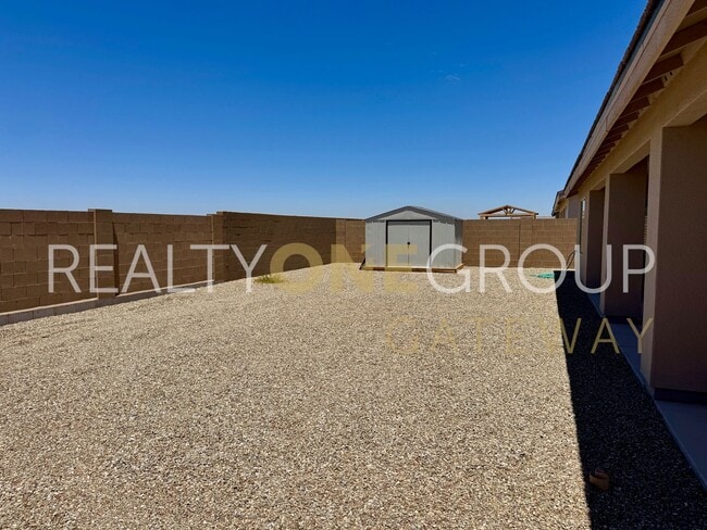 Building Photo - Enjoy those Arizona Sunset in this Three Bedroom Two Bath Home full of upgrades !!
