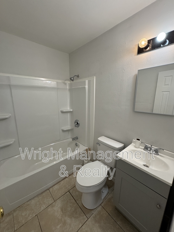 Building Photo - 438 Country Club Dr