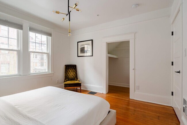 Building Photo - 18 NW 22nd Pl