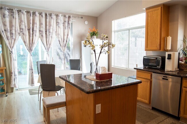 Building Photo - 1417 Country Hollow Dr