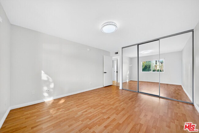 Building Photo - 5252 Coldwater Canyon Ave