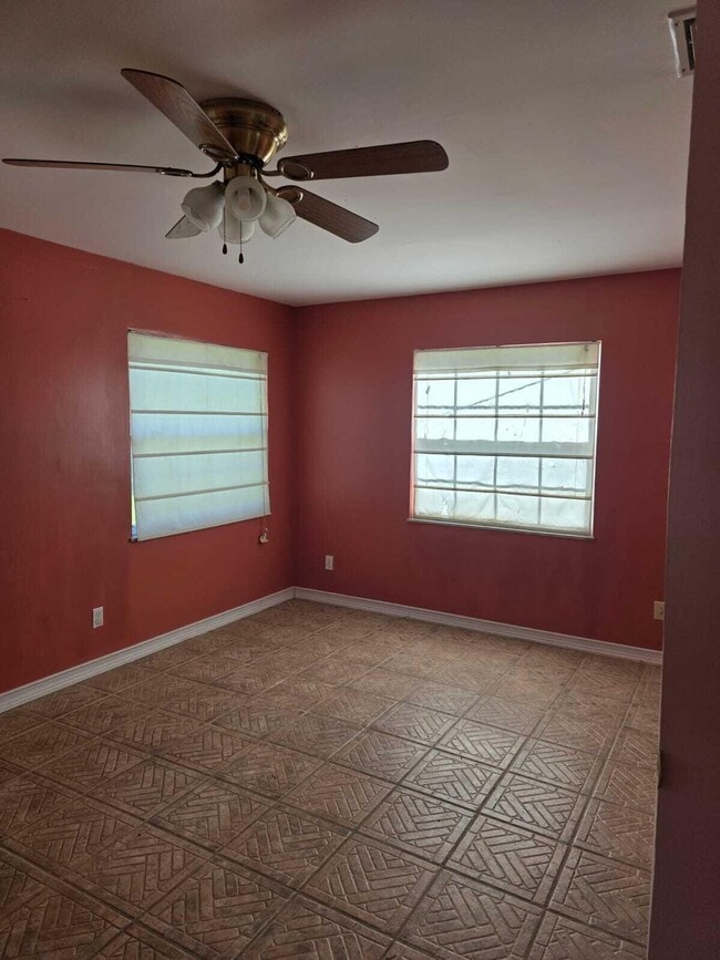 Building Photo - 131 SE Serenata Ct