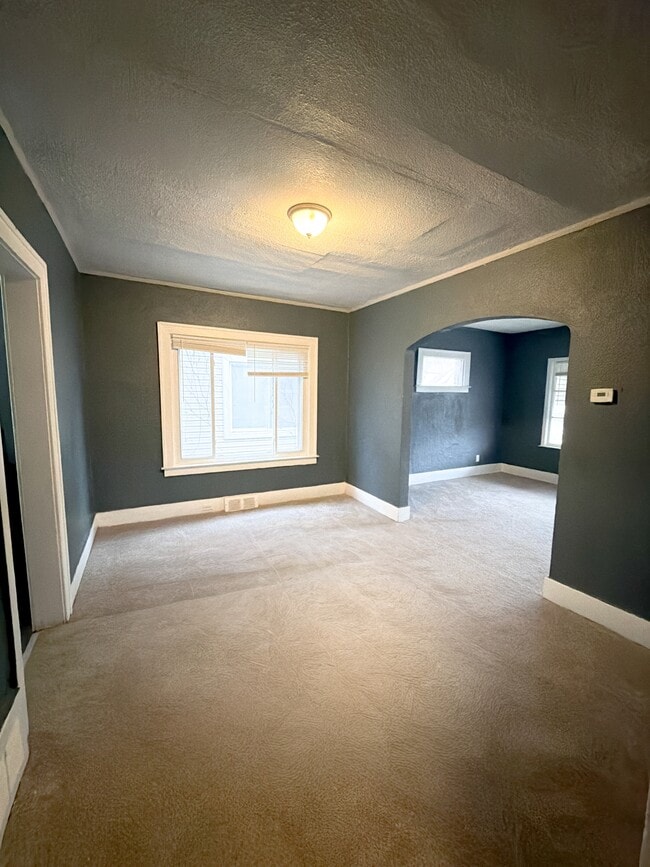 Building Photo - 14011 Roselawn St