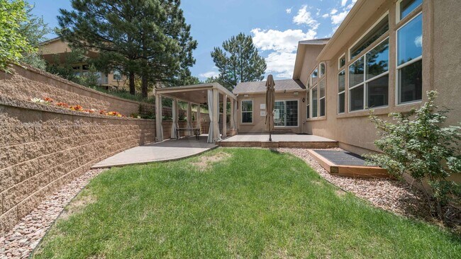 Building Photo - Gorgeous Rancher Located in University Bluffs