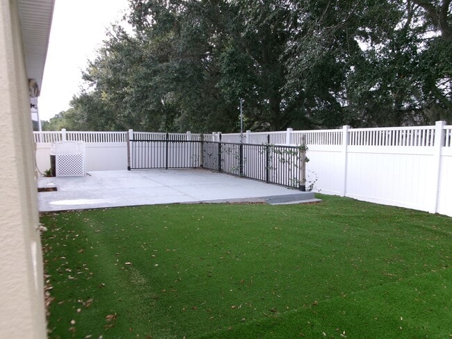 Building Photo - 3/2 on a Cul-de-Sac w/Fenced Back Yard
